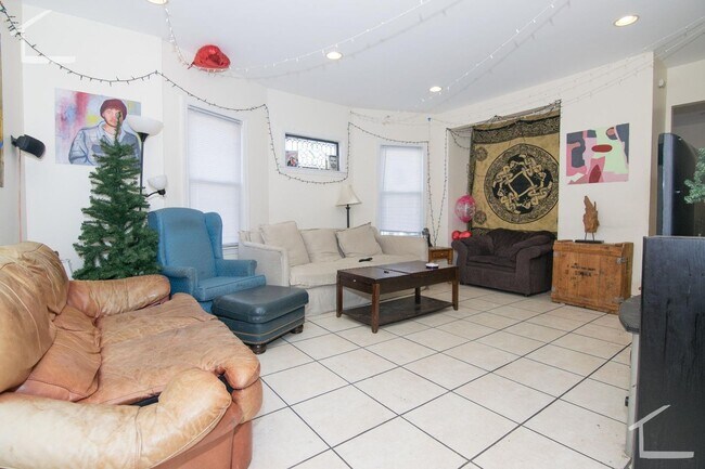 Building Photo - Huge 6 Bed 2 Bath Perfect for BU, Availabl...