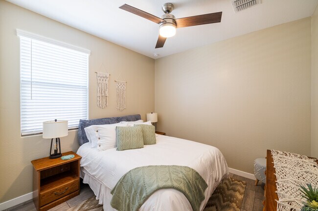 Bedroom 2 w/queen bed - 8924 W Solano Dr