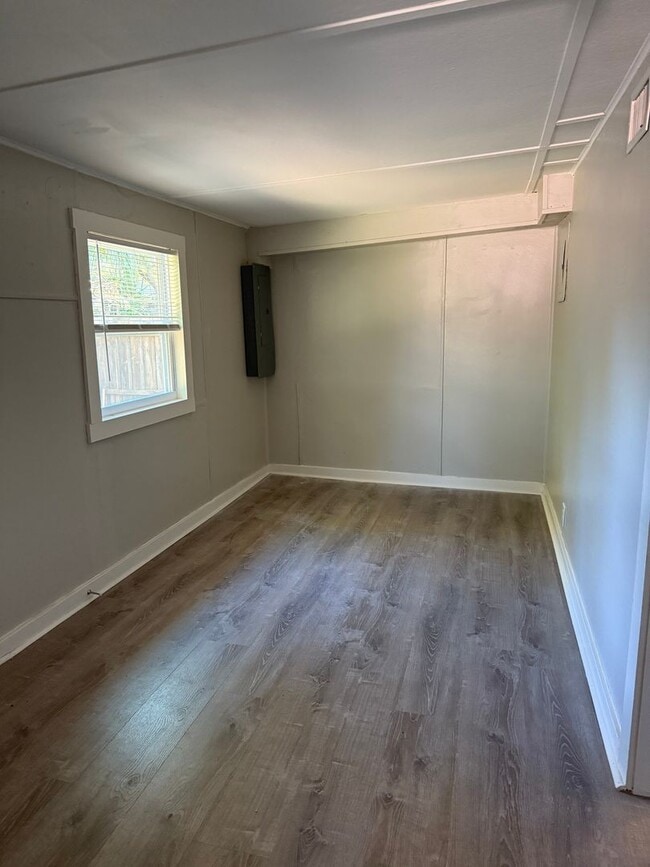 Building Photo - 2 bed 1 bath