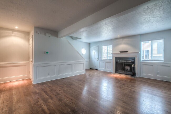 Building Photo - Updated 3 Bedroom 3 Bath Townhome