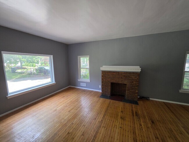 Building Photo - Large Single Family House Available Now 3 to 4 Beds 1.5 Bath over 2000 SQ FT