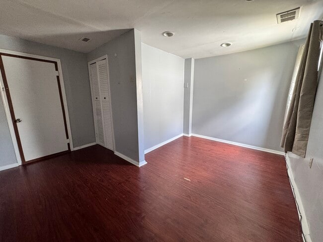 Building Photo - 403 Calvin Ln