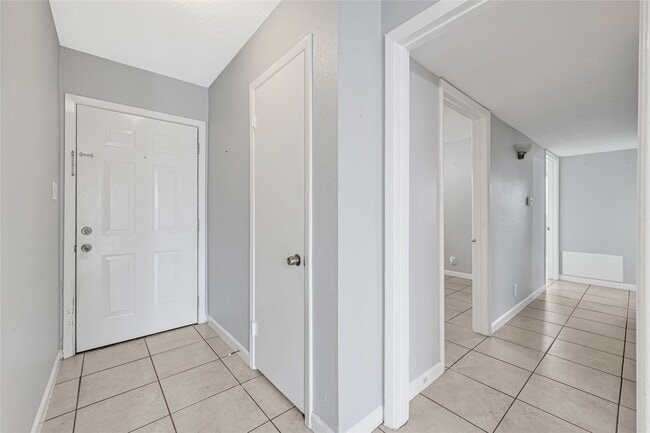 Building Photo - 3806 Kaplan Dr