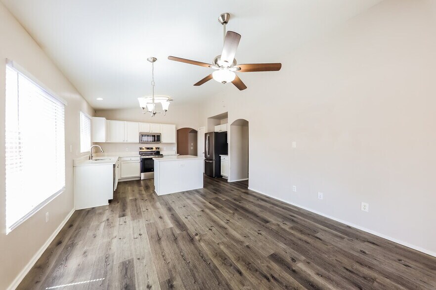 Building Photo - 11224 W Glenrosa Ave
