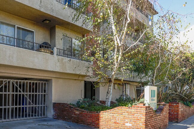 Building Photo - 1821 S Bentley Ave