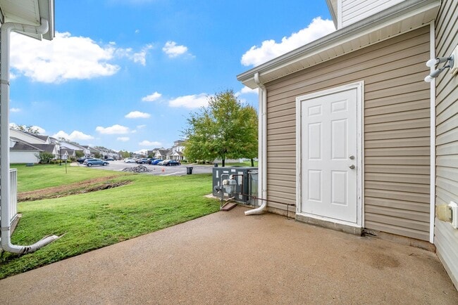 Building Photo - Large 2 Bedroom 2 1/2 Bath Dog Friendly Condo For Rent!