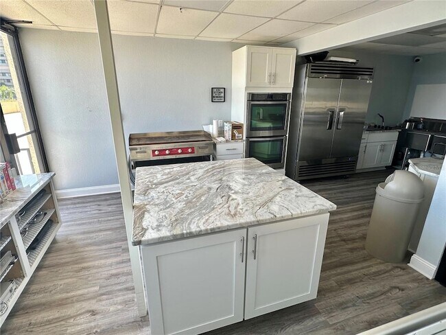 Building Photo - 6009 Sea Ranch Dr