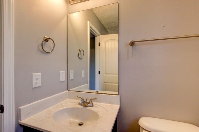 Building Photo - Sweet 3 bed 2 bath.  Cat friendly.