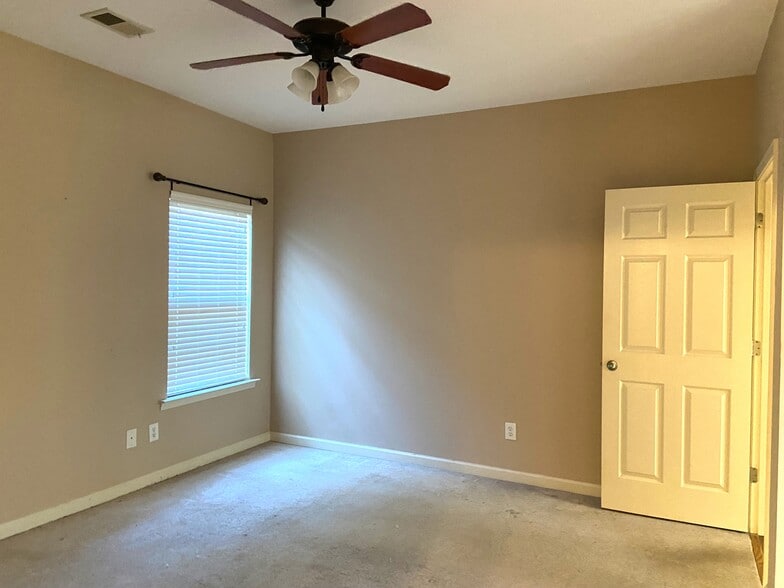 Building Photo - 422 Holland Lakes Dr N