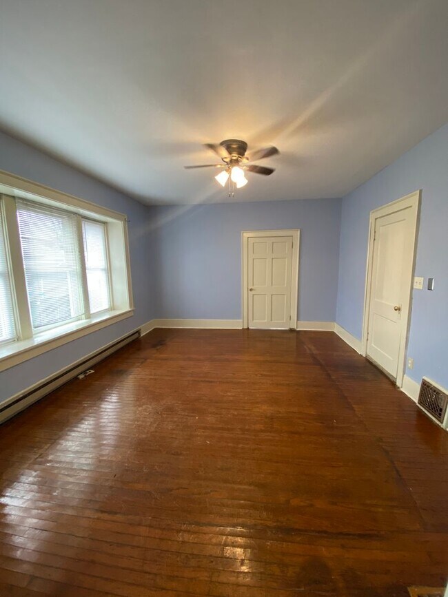 Building Photo - Spacious 3 Bedroom Home w/ 3 Full Baths