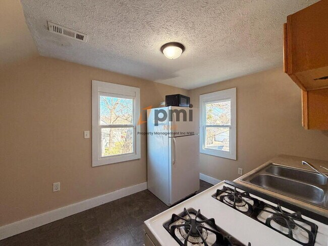 Building Photo - 1110 1/2 Elston Street