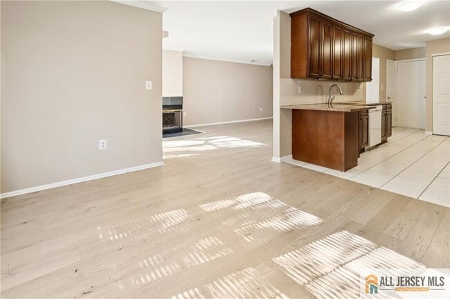 Building Photo - 10 Brookline Ct