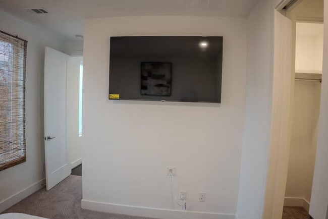 Building Photo - 1680 Memorial Dr SE