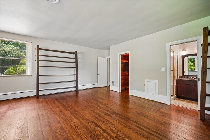Building Photo - 8106 W Boulevard Dr