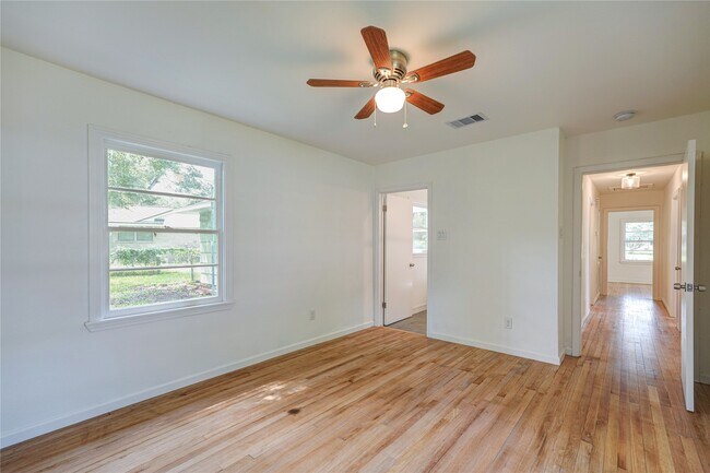 Building Photo - 1319 Elm St