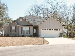 Building Photo - 3 Bedroom Home in the County