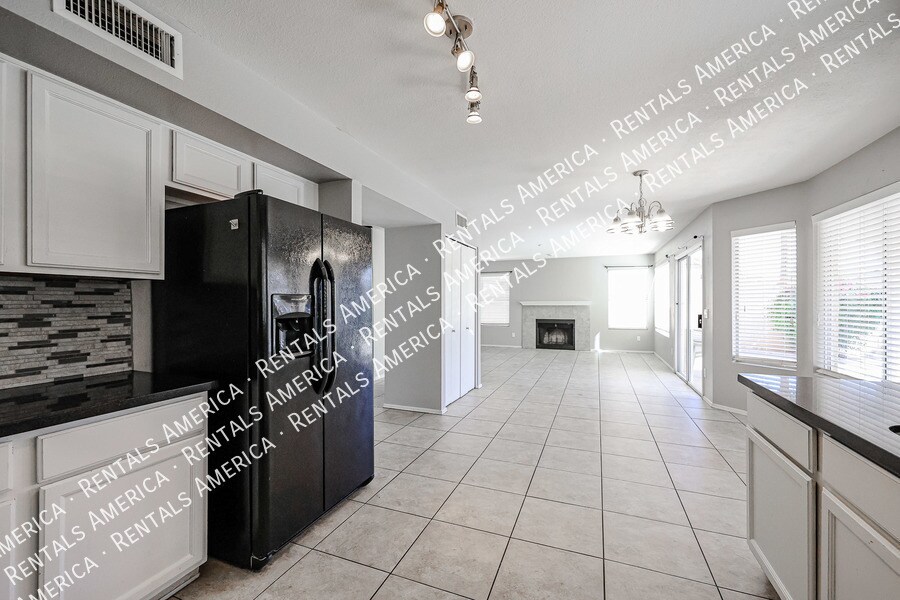Building Photo - 2361 W Myrtle Dr