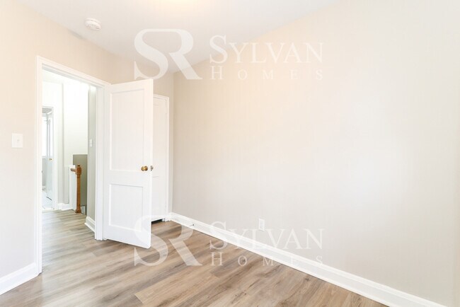 Building Photo - Remarkable Value. Unbeatable Location!