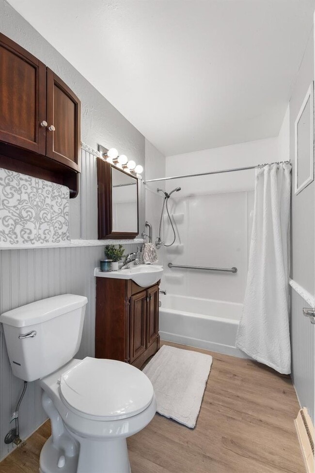 Building Photo - Miller Beach Living FREE Application Fee !