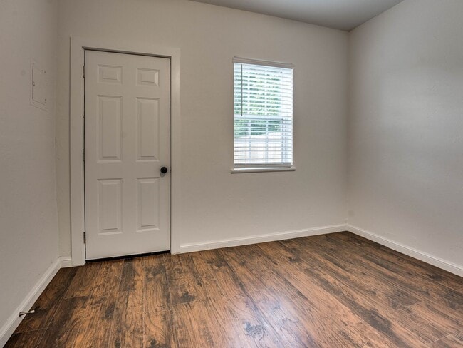 Building Photo - 4 bedroom 2 bath home in Shawnee!