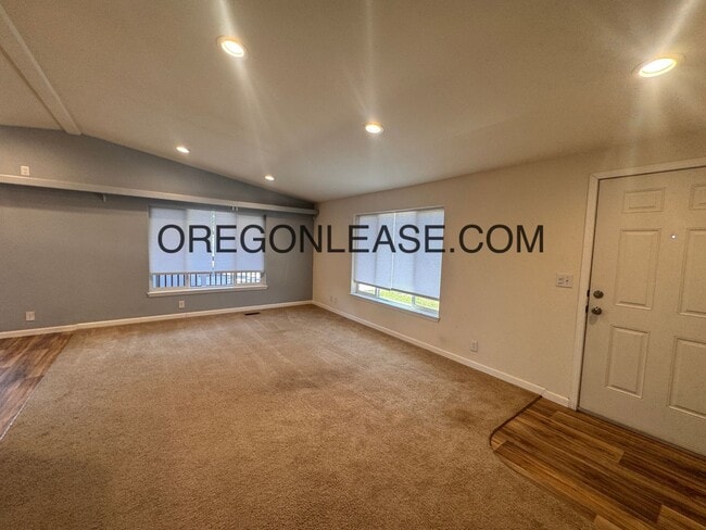 Building Photo - 3 bedroom 2 bath Veneta Home