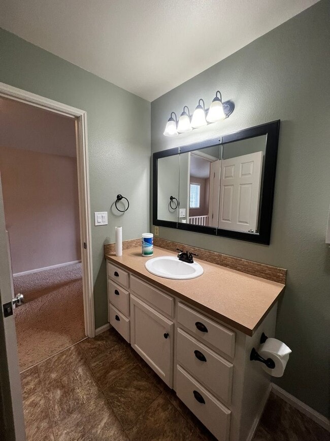Building Photo - 2BD 2BA Condo in Beautiful Downtown Lynden!