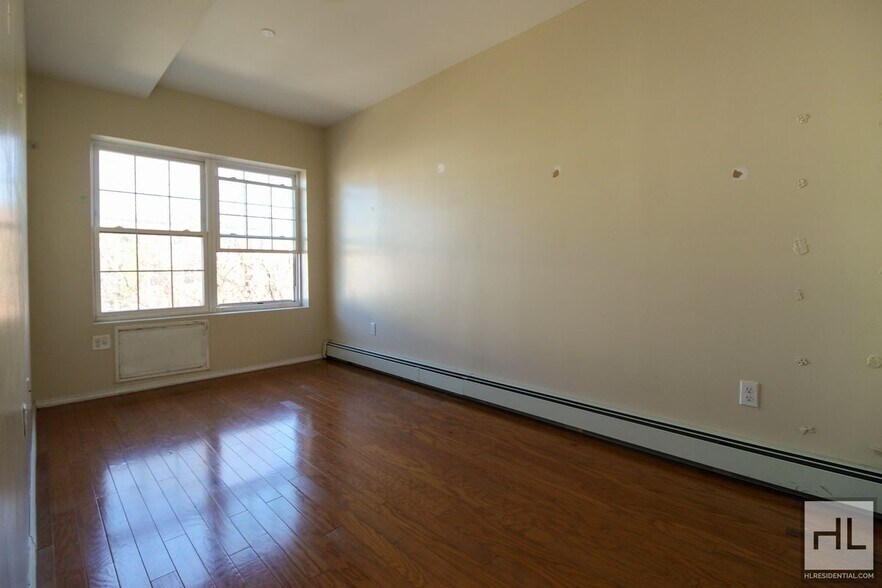 Building Photo - One Bedroom on Dekalb at Nostrand