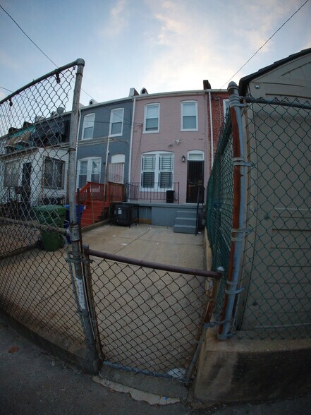 Building Photo - 819 N Montford Ave