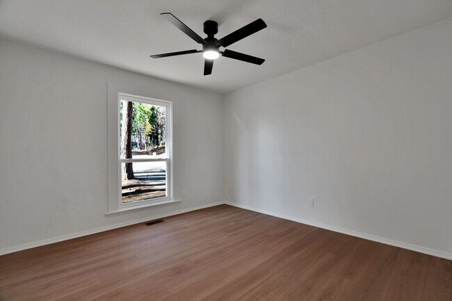 Building Photo - Freshly Remodeled 2 Bed 1.5 Bath home with large deck