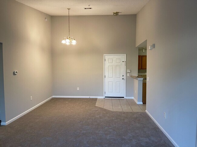 Building Photo - Spacious 3 Bedroom Condo in Villa Beaucler...