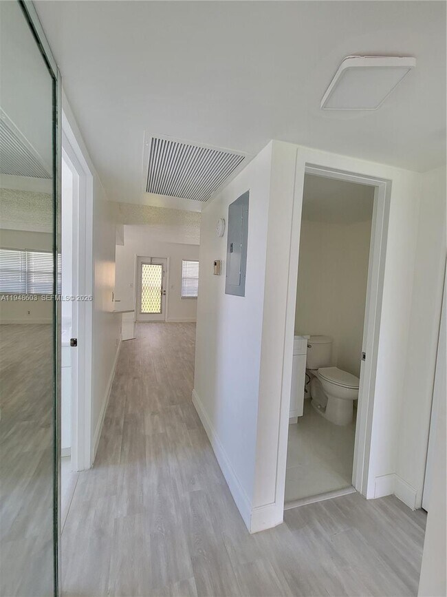 Building Photo - 196 Mansfield F