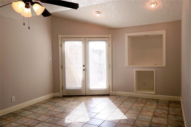 Building Photo - 10855 Meadowglen Ln