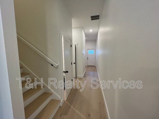 Building Photo - 930 Woodlawn Ave