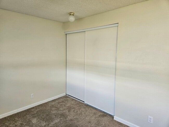 Building Photo - 3Bd/2Ba Single Story Home-Available to View!