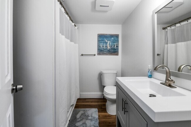 Building Photo - 6 Paquette Ln