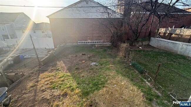 Building Photo - 31 Chestnut St