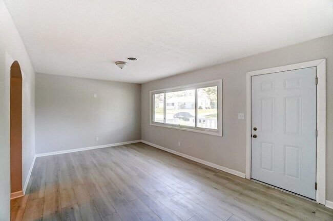 Building Photo - Three Bedroom with Driveway in Dayton!