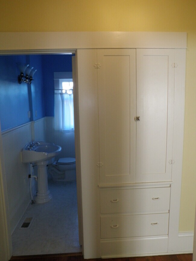 Building Photo - 5046 NE Mallory Ave