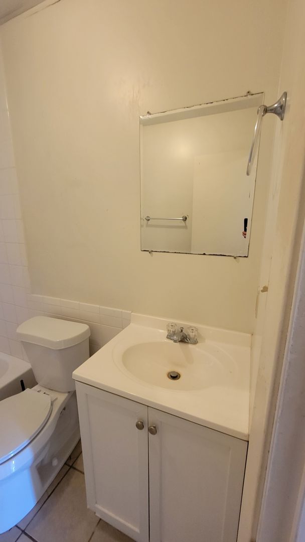 Building Photo - 2 Bedroom • 1.5 Bath • Townhouse Style Apa...