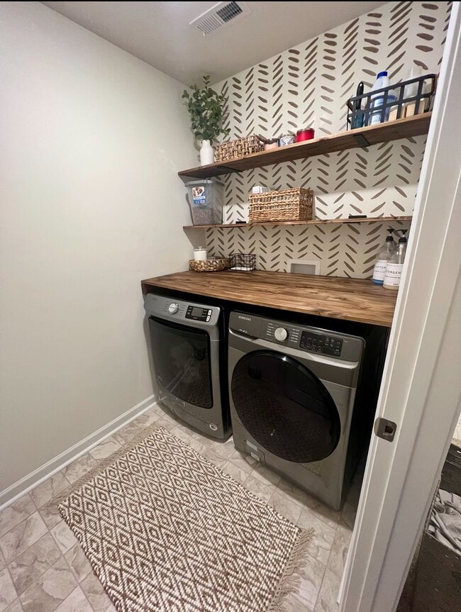 Building Photo - 215 Wanderlust Ct