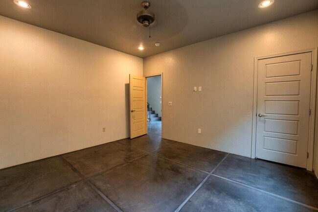 Building Photo - 2010 E 1st St