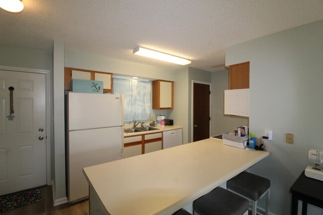 Building Photo - 922 Fairwood Lakes Dr