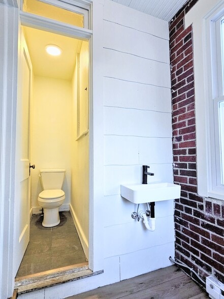 Building Photo - 225 Arch St