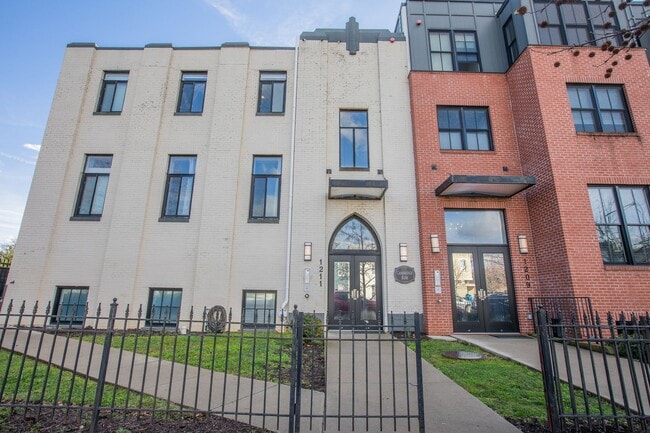 Building Photo - Cozy 1 BR/1 BA Condo in Capitol Hill!