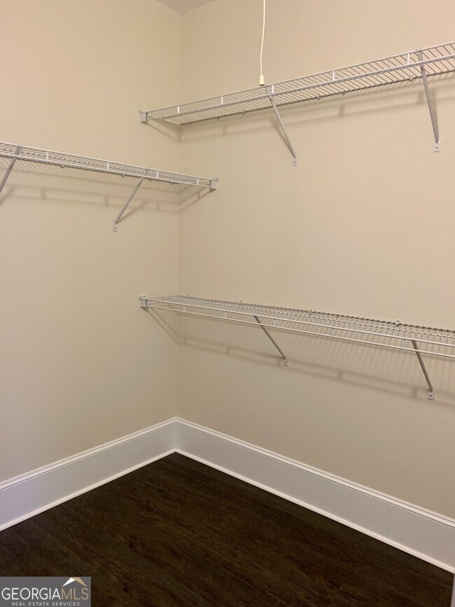 Building Photo - 5460 Glenridge View NE