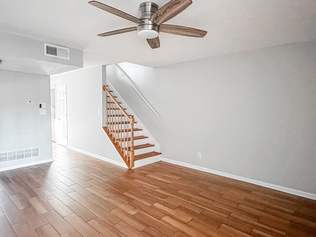 Building Photo - 2 bedroom/2.5 bathroom condo in Gainesville City Limits