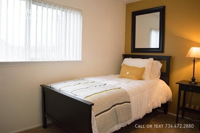 Building Photo - 440 Villa Dr