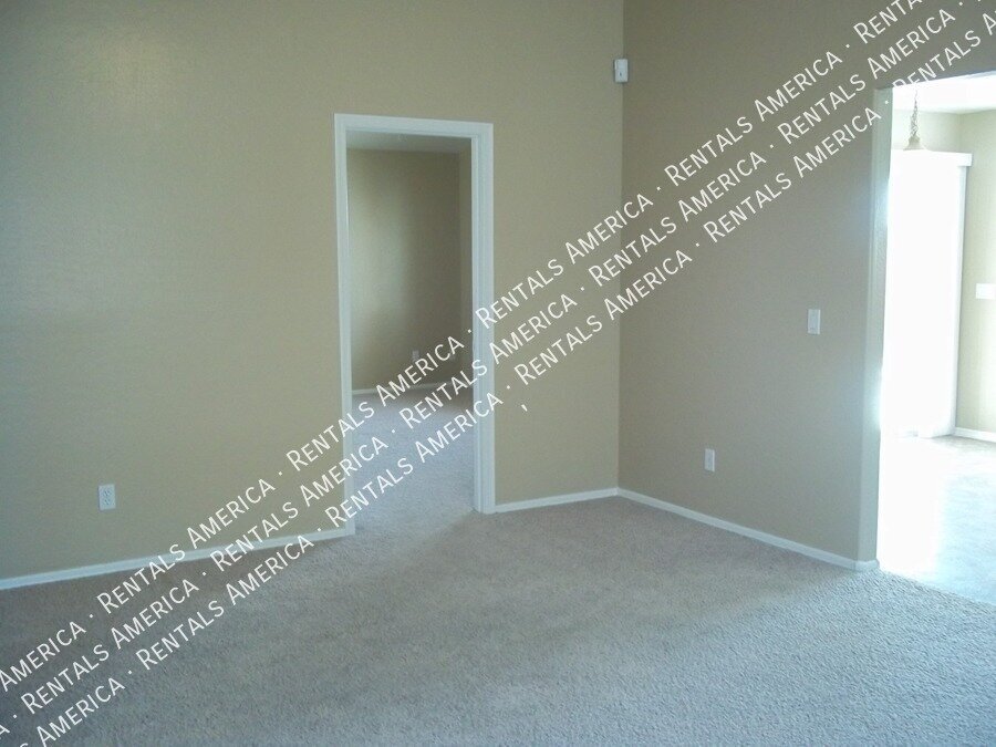 Building Photo - 6605 W Desert Ln