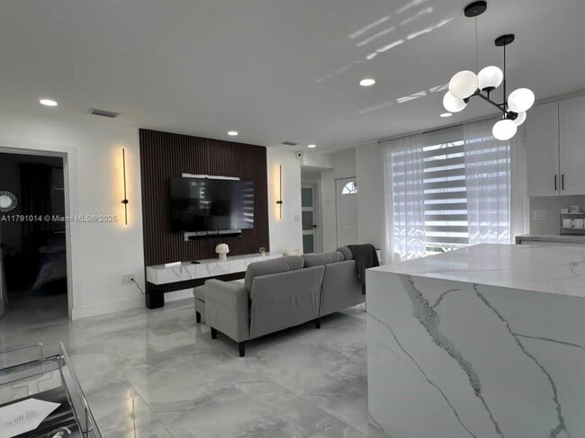 Building Photo - 3 bedroom in Miami FL 33150