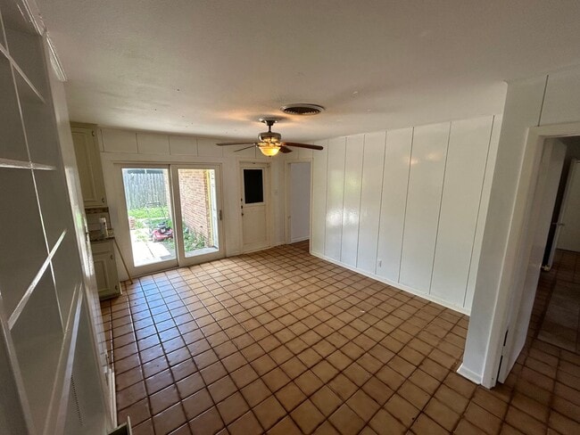 Building Photo - 3 Bedroom 2 Bath House in Corpus Christi! ...